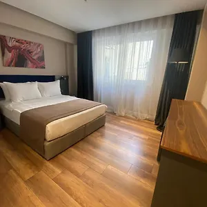 Hotel The Royals, Esmirna