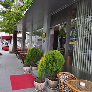 Hotel Mini, Esmirna